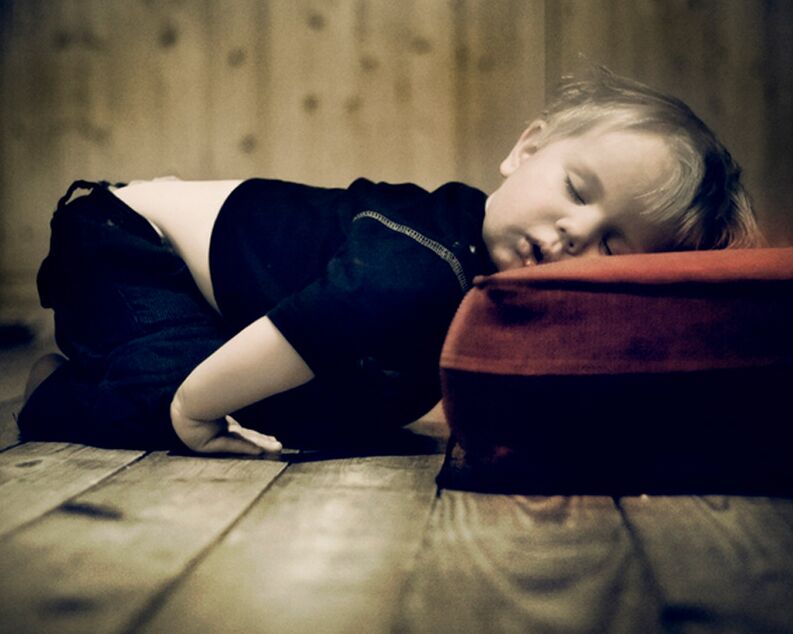 Teeth grinding during sleep is a sign of worm infection in children and adults